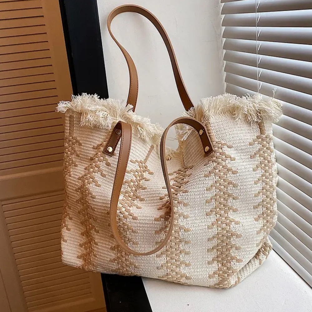 Gorgeous beach tote with fringe detail - Large